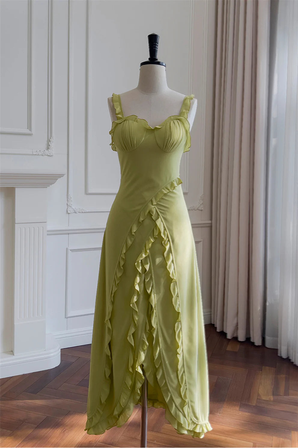 Vestido largo verde sin mangas con tirantes finos y volantes irregulares de Weitese para fiesta